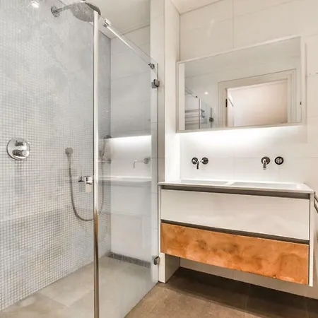 Проживание в семье Shared Luxury